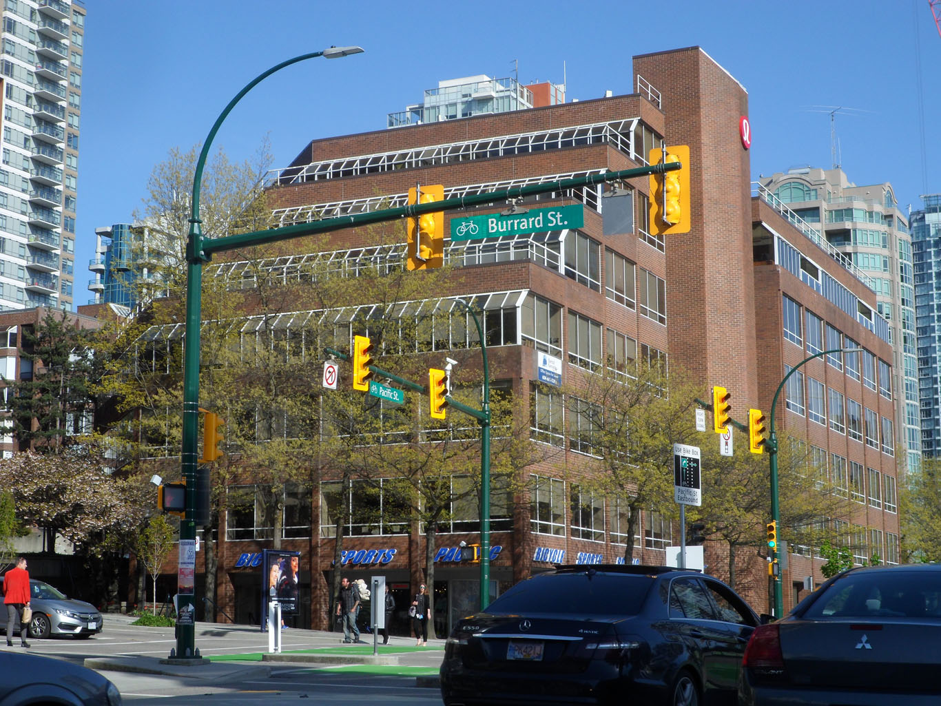 Lululemon - 1380 Burrard